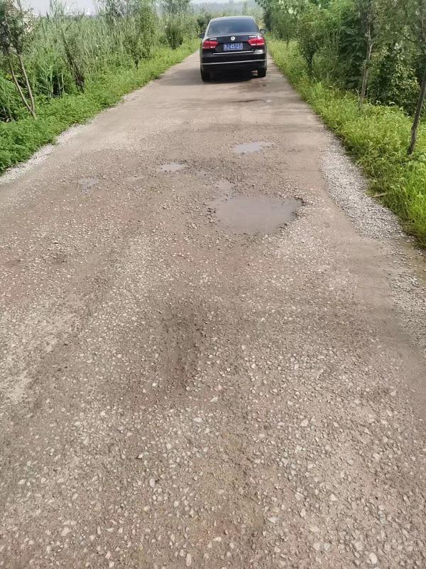 鄉(xiāng)村道路快速修補(bǔ)料施工現(xiàn)場(chǎng) 鄉(xiāng)村道路快速修補(bǔ)料施工現(xiàn)場(chǎng)